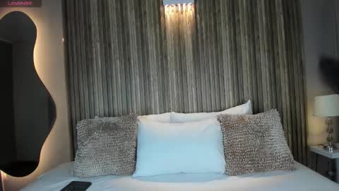 V A N N E S A   online show from November 6, 11:35 am