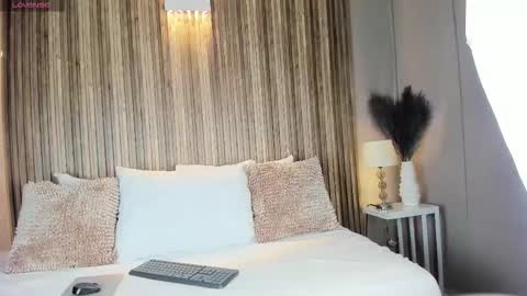 V A N N E S A   online show from November 7, 11:45 am