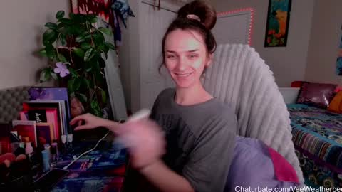 Snapshot of veeweatherbee chatting on January 27, 10:38 pm Violet Weatherbee online show from January 27, 10:38 pm