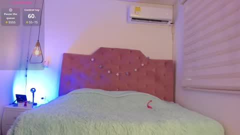 Snapshot of velveet_ chatting on September 28, 3:32 pm velveet_ online show from September 28, 3:32 pm