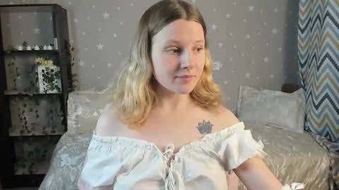 velvet_peach_ online show from December 20, 11:50 am