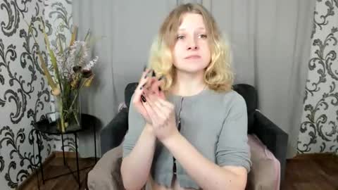 velvet_peach_ online show from November 15, 11:45 am