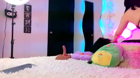 velvetvibes_ online show from April 6, 2:42 am