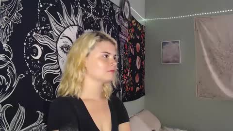 Snapshot of venusastar chatting on September 28, 1:25 am Miss Venus online show from September 28, 1:25 am