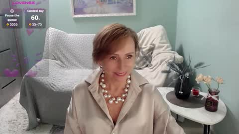 Snapshot of veronicagilbert chatting on September 12, 6:15 am Helen online show from September 12, 6:15 am