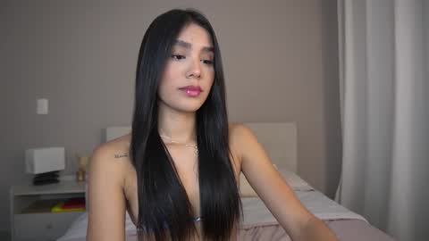 Snapshot of veroniqe_lounge chatting on October 17, 10:47 pm V A L help me reach 100likes online show from October 17, 10:47 pm