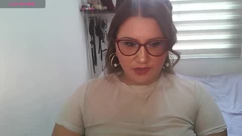 Snapshot of vesper_vixen chatting on October 1, 3:11 pm Vesper Vixen online show from October 1, 3:11 pm