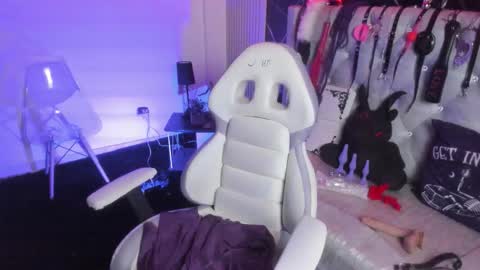 victoria_floyd1 online show from November 29, 9:00 pm