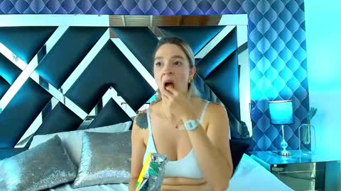 Snapshot of victtoria_lee chatting on February 6, 11:37 pm victtoria lee online show from February 6, 11:37 pm