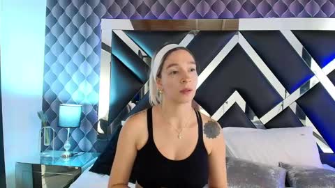 Snapshot of victtoria_lee chatting on February 25, 1:20 am victtoria lee online show from February 25, 1:20 am