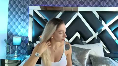Snapshot of victtoria_lee chatting on February 19, 6:54 pm victtoria lee online show from February 19, 6:54 pm