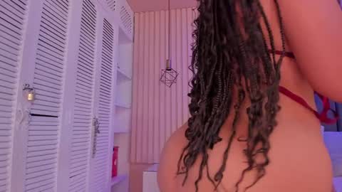 Snapshot of viiolett_lee chatting on February 19, 8:10 pm Viiolett online show from February 19, 8:10 pm