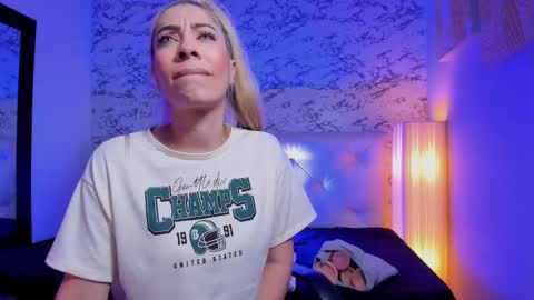 Snapshot of viktoria_davis_ chatting on January 20, 9:11 pm Viktoria online show from January 20, 9:11 pm