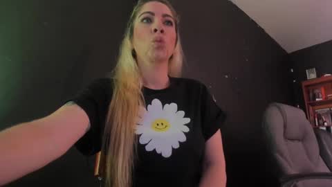 Snapshot of viktoria_davis_ chatting on March 10, 10:34 pm Viktoria online show from March 10, 10:34 pm