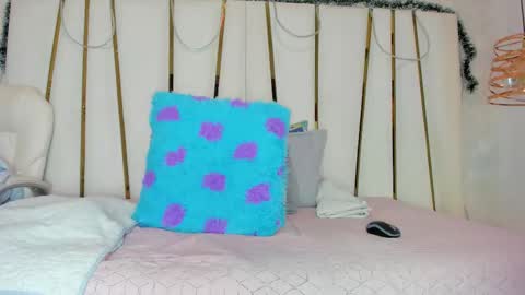 violeet_gray online show from December 19, 11:49 am