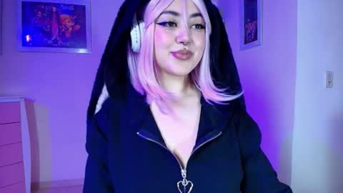 violet online show from March 4, 5:48 am