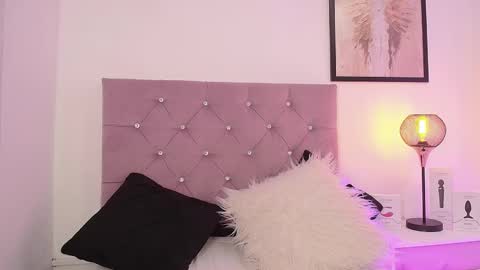 Snapshot of violet_queen2 chatting on February 25, 9:26 pm Mary online show from February 25, 9:26 pm