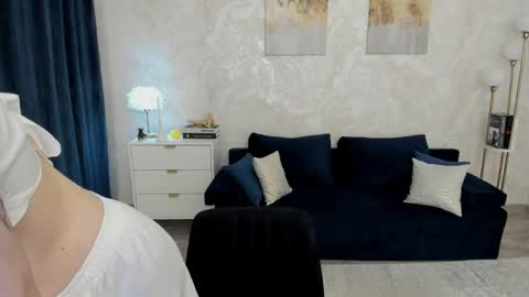violetharmee online show from May 19, 2:07 am