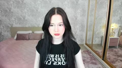 violetharmee online show from April 26, 11:41 am