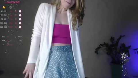 Snapshot of violetplath chatting on February 8, 9:15 pm Violet  next stream December 6 online show from February 8, 9:15 pm