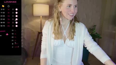 Snapshot of violetplath chatting on March 9, 8:10 pm Violet  next stream December 6 online show from March 9, 8:10 pm