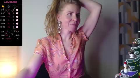 Snapshot of violetplath chatting on December 15, 10:47 pm Violet  next stream December 6 online show from December 15, 10:47 pm