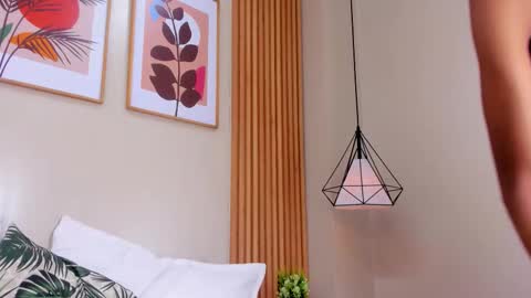 V I O L E T T E  online show from February 28, 11:53 pm