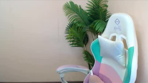Snapshot of vivien_leight chatting on December 18, 9:51 pm Vivien online show from December 18, 9:51 pm