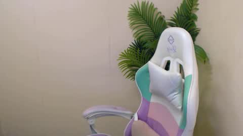 Snapshot of vivien_leight chatting on February 18, 9:53 pm Vivien online show from February 18, 9:53 pm