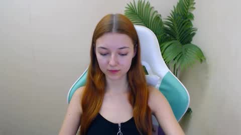 Snapshot of vivien_leight chatting on February 3, 6:39 pm Vivien online show from February 3, 6:39 pm