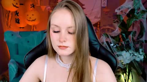 Snapshot of vivienleeigh chatting on October 19, 9:47 am Vivien online show from October 19, 9:47 am