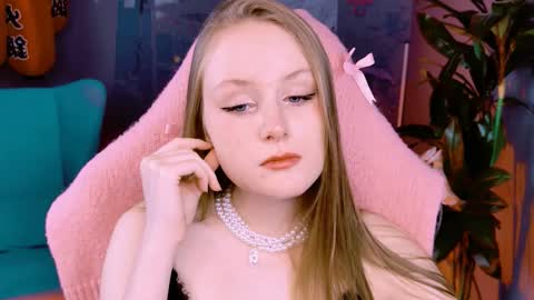 Snapshot of vivienleeigh chatting on October 12, 1:37 pm Vivien online show from October 12, 1:37 pm