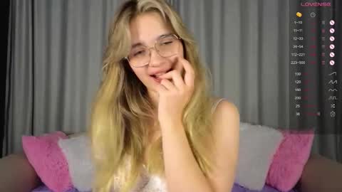 vivyboo111 online show from October 17, 8:35 pm