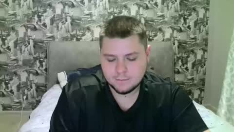 Snapshot of volshebnik_130 chatting on October 28, 7:37 pm Volshebnik1302 online show from October 28, 7:37 pm