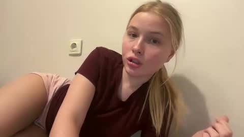 Snapshot of wekittycluby chatting on October 21, 4:54 pm kite and joe3 online show from October 21, 4:54 pm