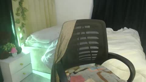Snapshot of wet_my_pussyyy chatting on September 24, 8:21 am lucy online show from September 24, 8:21 am