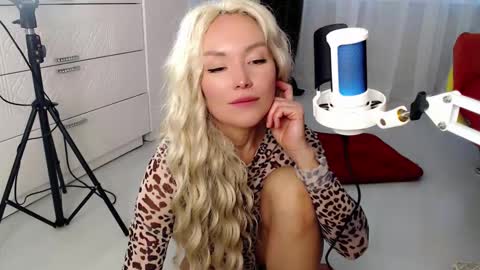 Snapshot of whitelabunny chatting on October 14, 12:19 pm WhiteLaBunny online show from October 14, 12:19 pm