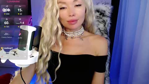 Snapshot of whitelabunny chatting on October 16, 12:38 pm WhiteLaBunny online show from October 16, 12:38 pm