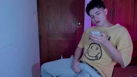 whos_he online show from December 18, 6:47 pm