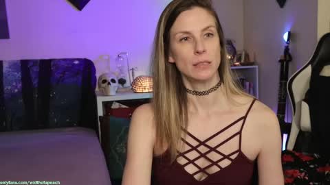 Snapshot of widthofapeach chatting on October 7, 1:01 am Gretchen Jimmy online show from October 7, 1:01 am