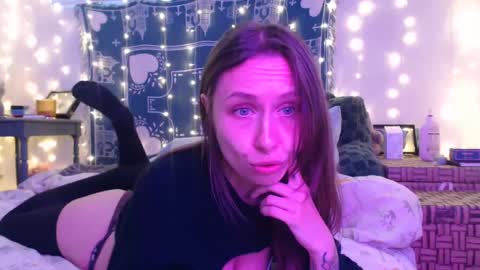 Snapshot of wingardiumleveveosa chatting on December 2, 11:57 pm Eevie online show from December 2, 11:57 pm