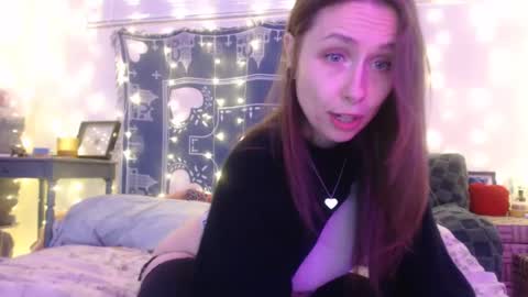 Snapshot of wingardiumleveveosa chatting on December 14, 1:27 am Eevie online show from December 14, 1:27 am