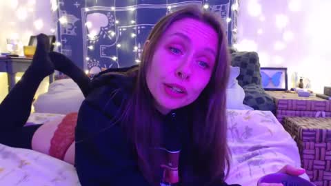 Snapshot of wingardiumleveveosa chatting on December 7, 1:41 am Eevie online show from December 7, 1:41 am