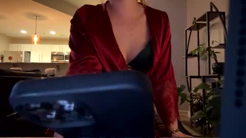 Snapshot of winterraynee chatting on November 1, 3:49 am Winter rayne online show from November 1, 3:49 am