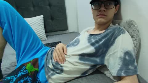 Snapshot of wolfan_sky chatting on March 4, 10:57 am W O L F online show from March 4, 10:57 am