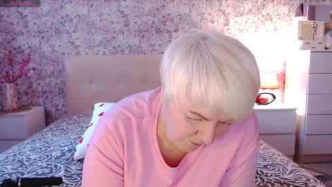 Snapshot of women_pleasures chatting on February 19, 9:17 am women_pleasures online show from February 19, 9:17 am