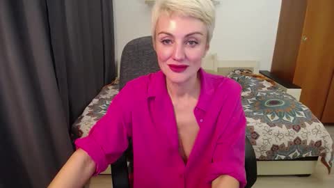 Snapshot of women_pleasures chatting on September 18, 9:08 pm women_pleasures online show from September 18, 9:08 pm