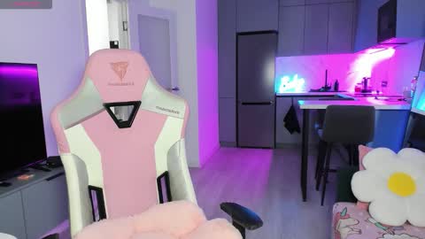 Emi online show from October 7, 4:03 pm