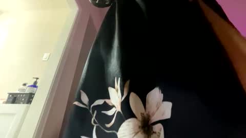 Snapshot of wynterheat chatting on October 20, 7:02 am Wynter Heat online show from October 20, 7:02 am