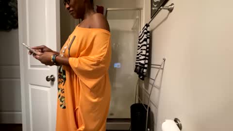 Snapshot of wynterheat chatting on October 1, 8:02 am Wynter Heat online show from October 1, 8:02 am